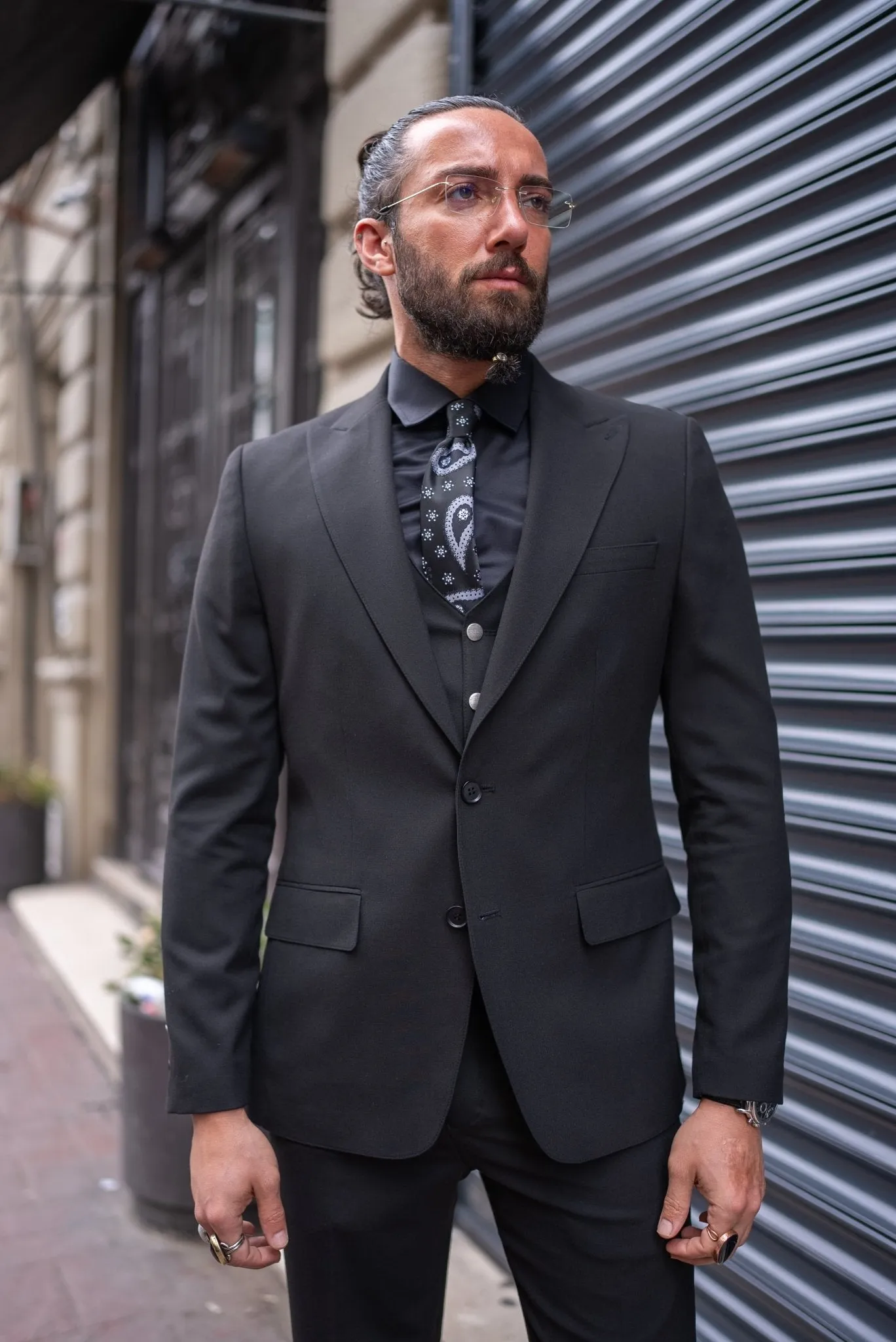 Metropolitan Noir Black Suit